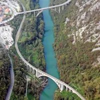 Ena najpomembnejših in hkrati najbolj slikovita pridobitev 
Osimskih sporazumov je bil novi most čez Sočo v Solkanu za 
cesto v Goriška brda, ki  se je lepo ujel s kamnitim velikanom  