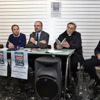 Na predstavitvi knjige v domačem Trstu so sodelovali (z leve):  
Bonova prijateljica Wendy D'Ercole, Eugenio Bon, novinar 
Umberto Bosazzi, duhovnik Ettore Malnati in oče Adriano 
Bon.