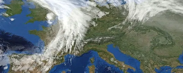 Obsežen sredozemski anticiklon je dosegel večji del Evrope.

