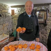 Jožef Bernetič s svojimi nenavadnimi in edinstvenimi kakiji.

