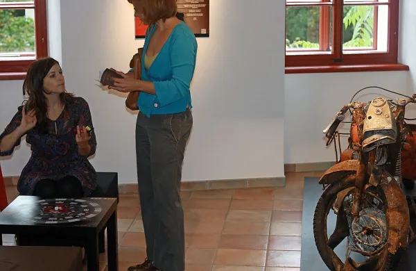  Avtorica nagrajenega projekta o tihotapstvu Marija Terpin 
Mlinar (sedi) med pripravo razstave