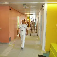 En dan dela, pa je porodni&scaron;nica odeta v preplet barv