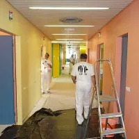 En dan dela, pa je porodni&scaron;nica odeta v preplet barv