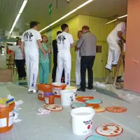 En dan dela, pa je porodni&scaron;nica odeta v preplet barv