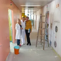 En dan dela, pa je porodni&scaron;nica odeta v preplet barv
