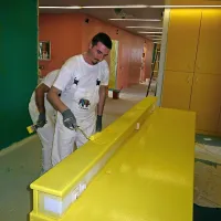 En dan dela, pa je porodni&scaron;nica odeta v preplet barv