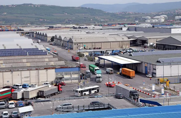 Z nadstreška ob enem od luških skladišč je včeraj nesrečno 
padel 58-letni delavec in se hudo poškodoval.