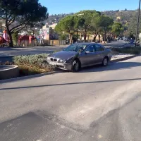 V Portorožu sta jo zaradi zaspanega nemškega voznika z 
avtodomom skupila zelenica in drugi avto. 