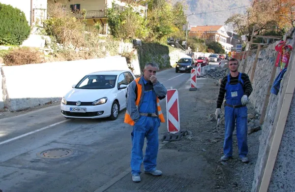 Za razširitev vstopne ceste v Tolmin s križiščem vred pod stavbo občinske uprave bo Direkcija 
RS za infrastrukturo  odštela približno 557.000 evrov.  