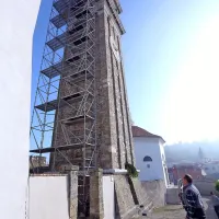 Prihodnjih nekaj mesecev bo zvonik odet v gradbeni oder. 
Nanj bodo dvignili zvonova, nato bodo popravili še uro.
