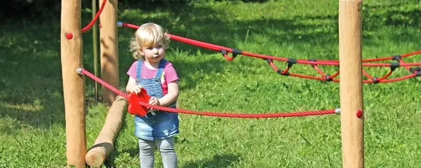 Zaradi trajnosti lesa se otroška igrala iz primorske akacije obdržijo bistveno več časa od klasičnih igral.