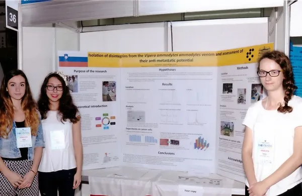   Raziskovalke - Julija Križaj, Maja Šubic in Teja Kosmač (od 
leve)  pred panojem z izvlečkom svoje raziskave na Mostratec 
v Braziliji.