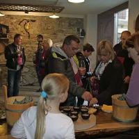  

V Vrhpolju so ob martinovem  že 15. leto pripravili dan odprtih 
vrat z obiskom  kleti tamkajšnjih vinarjev, letos jih je sodelovalo  šest. 