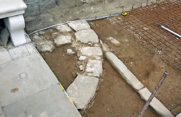 Ker ne gre za masivno gradnjo, bi se lahko zidek polkrožne 
oblike  s svojo strukturo zgolj naslanjal na odprti del Loggie.