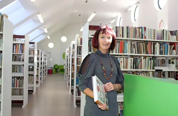 

Dolgoletna pivška knjižničarka Dartaniela Stegel pravi, da so 
bralci nad obnovljeno knjižnico navdušeni.

