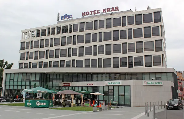 Hotel Kras, ki leži ob osrednjem postojnskem mestnem trgu, je s svojo kavarno tudi ogledalo 
mesta in prostor srečavanja prebivalcev. 