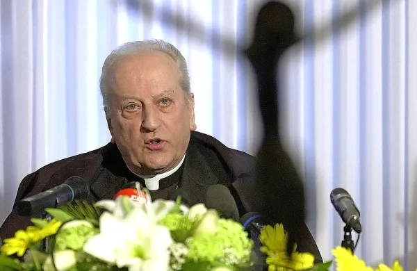 Franc Rode, nekdanji ljubljanski nadškof, ima stanovanje v 
Vatikanu s površino, ki presega 400 kvadratnih metrov.