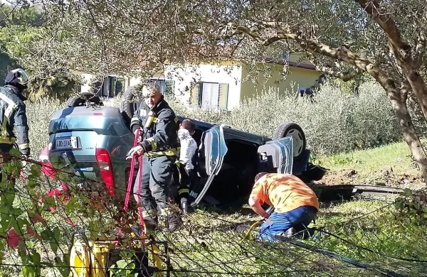  Ljubljančan je v Strunjanu trčil v oljko, avtomobil se je prevrnil 
na streho.