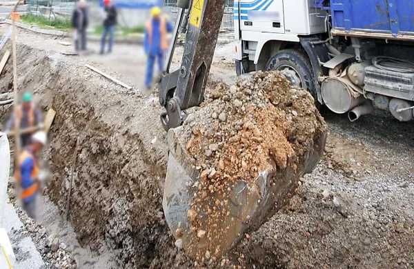 Pri izkopu skoraj tri metre globokega jarka v Lokavcu se je 
pred dvema letoma smrtno ponesrečil delavec  ajdovskega 
gradbenega podjetja (fotografija je simbolična).