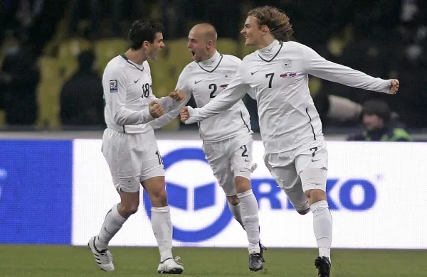 Nejc Pečnik (desno), ki  je dosegel pomemben zadetek na prvi 
tekmi dodatnih kvalifikacij za svetovno prvenstvo leta 2010 z 
Rusijo v Moskvi, je tako kot Mišo Brečko (v sredini) tudi na 
reprezentančnem seznamu za tokratni repasaž z Ukrajino. 
