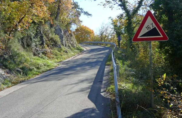 Cesta iz Movraža na Rakitovec je ozka in pozimi zaradi poledice tudi nevarna, opozarjajo 
domačini. 