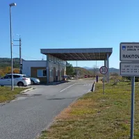 Mejni prehod Rakitovec-Slum, nedaleč od Buzeta,  je zdaj 
odprt od 6. do 22. ure. Če bi začasno zaprli mejni prehod 
Sočerga,  bi deloval 24 ur.