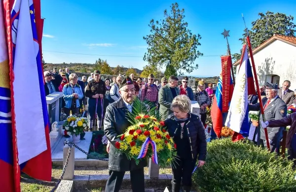 Pred proslavo v Kučibregu so delegacije vseh treh držav (na fotografiji Lucijan Pelicon in Dragica 
Lipušček, predstavnika koprske delegacije) na pokopališču v Hrvojih položile vence.

