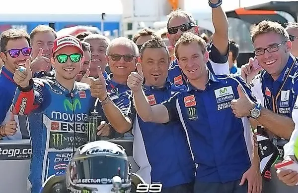 Jorge Lorenzo s svojimi tesnimi sodelavci. Solkanec Jure 
Pellegrini je drugi z desne.