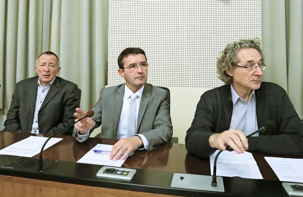 Minister za javno upravo Boris Koprivnikar v imenu vlade in 
predstavniki 26 reprezentativnih sindikatov javnega sektorja 
so podpisali plačni dogovor za prihodnje leto s spremljajočimi dokumenti.