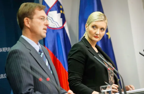 Premier Miro Cerar in ministrica za notranje zadeve Vesna 
Györkös Žnidar. 
