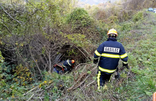 Traktor se je prevrnil in pod seboj stisnil 86-letnika