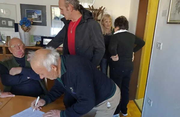 V prostorih Krajevne skupnosti Prvačina je bila ob podpisovanju peticije gneča. 