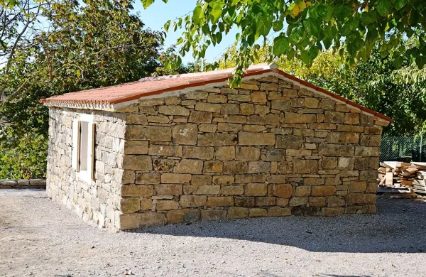 Na Medljanu nad Izolo so v okviru projekta Revitas II postavili 
tradicionalno istrsko kažeto, v kateri bo turistično-informacijska točka. 