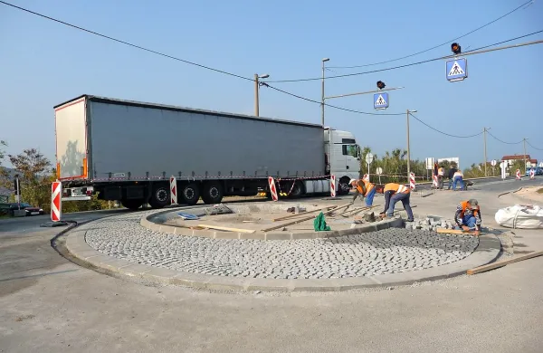 Na novem krožišču ni videti, da  bi imeli vozniki težave, niti vozniki tovornjakov ali  tovornih vozil-vlačilcev.  