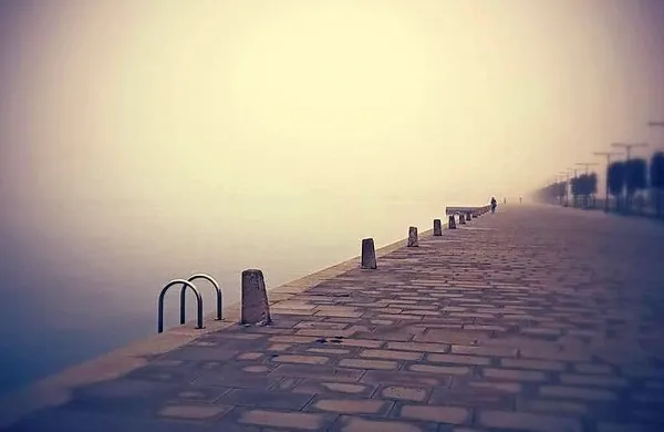 Koprska promenada  ovita v  meglo.