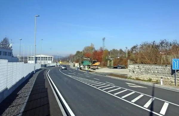 Bistriško obvoznico naj bi odprli do konca leta. Tačas ob njej 
zasajajo drevesa in grmovnice.
