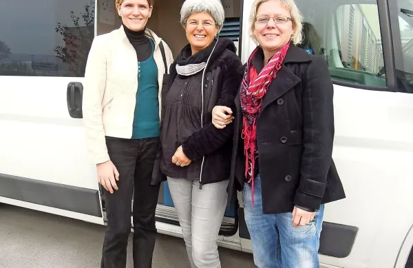 Žanin Čopi, strokovna vodja Društva Svit (v sredini), ob njej 
pa Helena Boštjančič Škrlj (levo) in Maja Cubr, strokovni 
delavki v društvu Projekt Človek, ki sodeluje z Društvom 
Svit.

