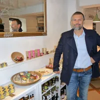 Davor Podbevšek je ponosen na lastno linijo butičnih soli 
Barba  sol, ki jih plemeniti z različnimi naravnimi dodatki. Med 
zanimivejšimi je zagotovo solni cvet s kavo in solni cvet s 
cabernet sauvignonom. 