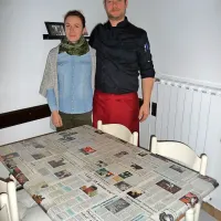 Damjana Burnič in Tine Sukič sta mize v novi gostilni Pri 
Tinetu “oblekla” v članke o domačih glasbenikih, ki so jih 
objavile    Primorske novice.