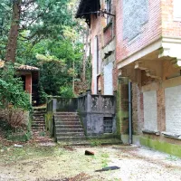 Okna so že pred časom zazidali, saj so v zelo opazno  propadajočo vilo redno vdirali.