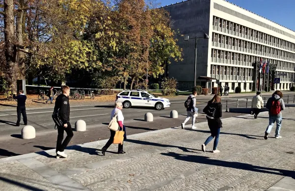Ob  stavbi državnega zbora so našli sumljivi nahrbtnik. 
Policija je  evakuirala del stavbe in zaprla  del Šubičeve ulice 
pred državnim zborom.