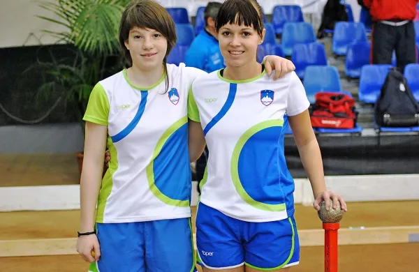 Nina Volčina (levo) bo nastopila v  hitrostnem zbijanju in z 
Ano Vorih tudi v štafeti.