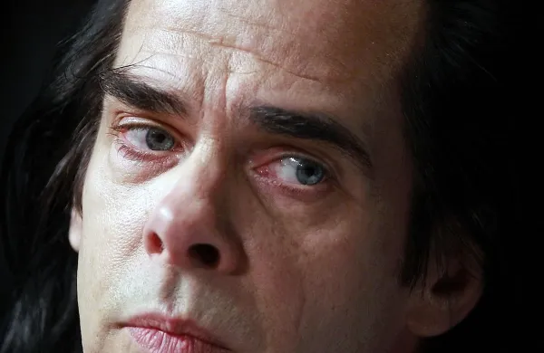 Sin avstralskega rockerja Nicka Cavea, ki je umrl julija po 
padcu s pečine, je pred tem zaužil LSD, je pokazal izid 
preiskave o vzroku smrti, ki so jo opravili v Veliki Britaniji.