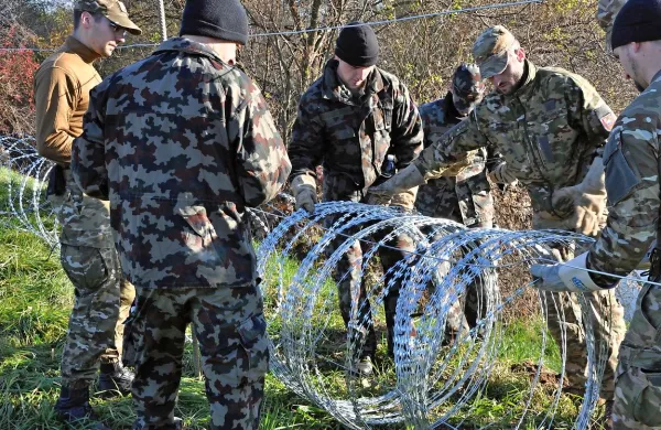 Podpredsednik hrvaške vlade in notranji minister Ranko 
Ostojić je ocenil, da je ograja z bodečo žico, ki jo Slovenija 
postavlja ob hrvaški meji, “stran vržen denar”. 