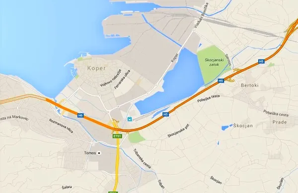 Spletni velikan Google je v torek sporočil, da bodo lahko 
uporabniki njegove aplikacije Google Zemljevidi (Google 
Maps) prejemali usmeritve do iskanega cilja tudi takrat, ko 
nimajo povezave z internetom.