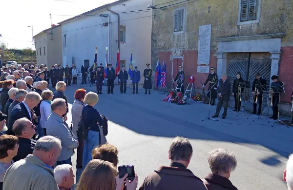 Včeraj se je v Škrbini padalcem poklonila množica domačinov in visokih gostov.