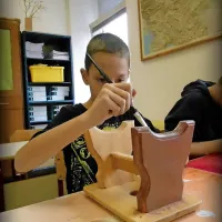 Osnovno&scaron;olci vlili svežino starim lesenim predmetom