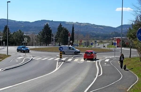  Po pobudah  za  vzpostavitev kolesarskih poti,  ureditev parkiranja in  prometne infrastrukture, se Občina Ajdovščina  
loteva  celostne prometne strategije. Izdelali naj bi jo do leta 
2017.