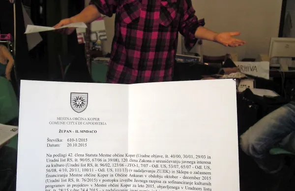 Odločbo, s katero koprska občina Društvu prijateljev zmernega napredka dodeljuje 500 evrov, je podpisal koprski 
župan Boris Popovič.