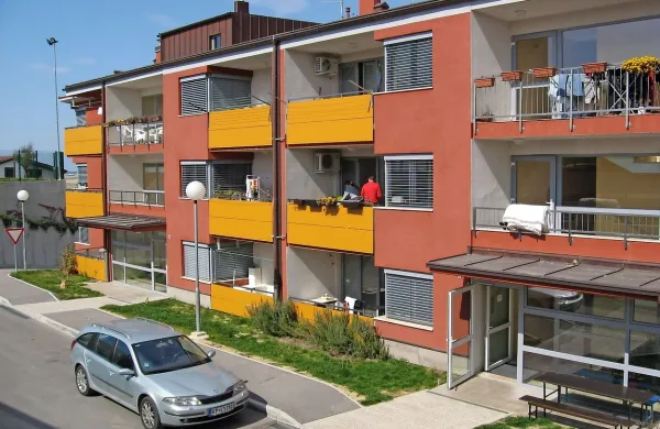  Pred skoraj desetimi leti so zgradili blok neprofitnih stanovanj 
na Košti. Bližnje zemljišče, kjer naj bi zrasel blok za mlade 
družine, je še prazno. 